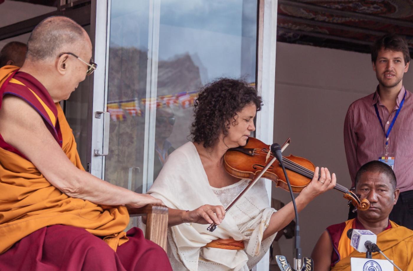 Iva Bittová zpívala Dalajlámovi na podporu a rozvoj tibetské kultury v rámci neziskové organizace Brontosaurus