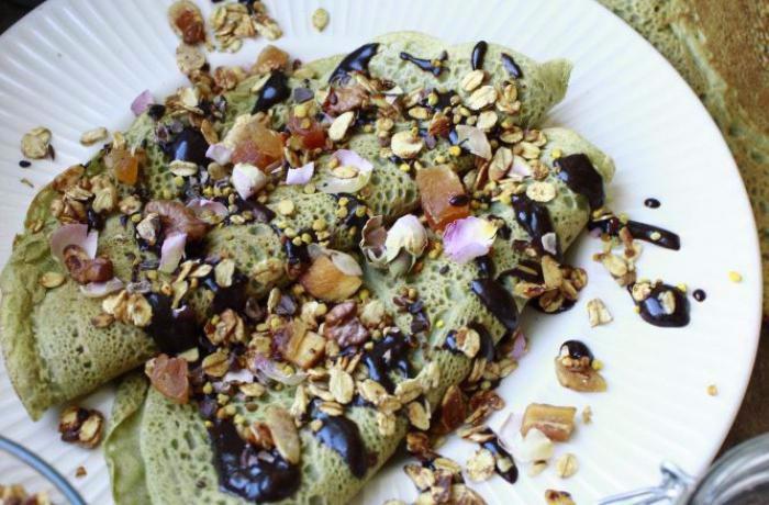 Matcha palačinky s karobovou polevou a granolou