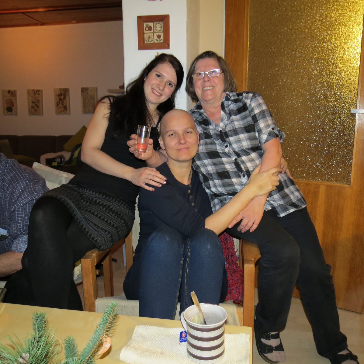 Lenka v době, kdy ji nemoc připravila o vlasy. Vpravo nahoře její maminka. Lenka v době, kdy ji nemoc připravila o vlasy. Vpravo nahoře její maminka.
