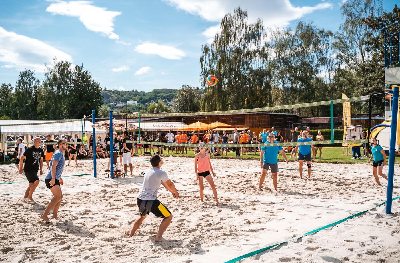 Češi budou opět smečovat za lepší svět. Přihlášky do beach volejbalového turnaje jsou otevřeny do konce června