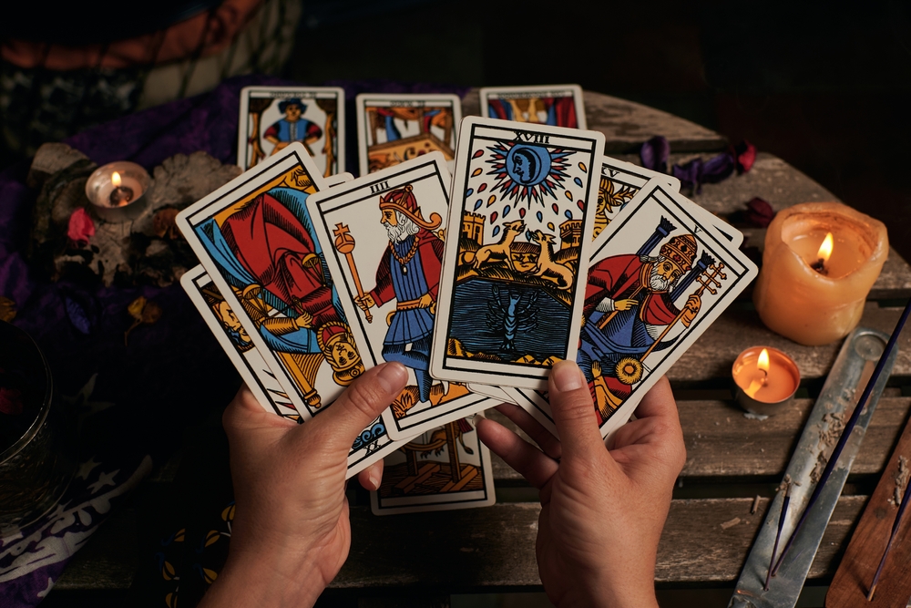 Close-up,Of,A,Fortune,Teller,Reading,Tarot,Cards