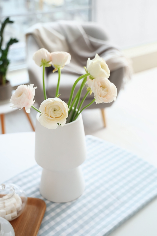 Vase,With,Ranunculus,Flowers,On,Dining,Table,In,Kitchen,,Closeup