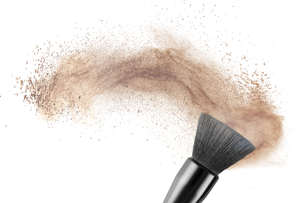 Makeup,Brush,With,Powder,Foundation,Isolated,On,White