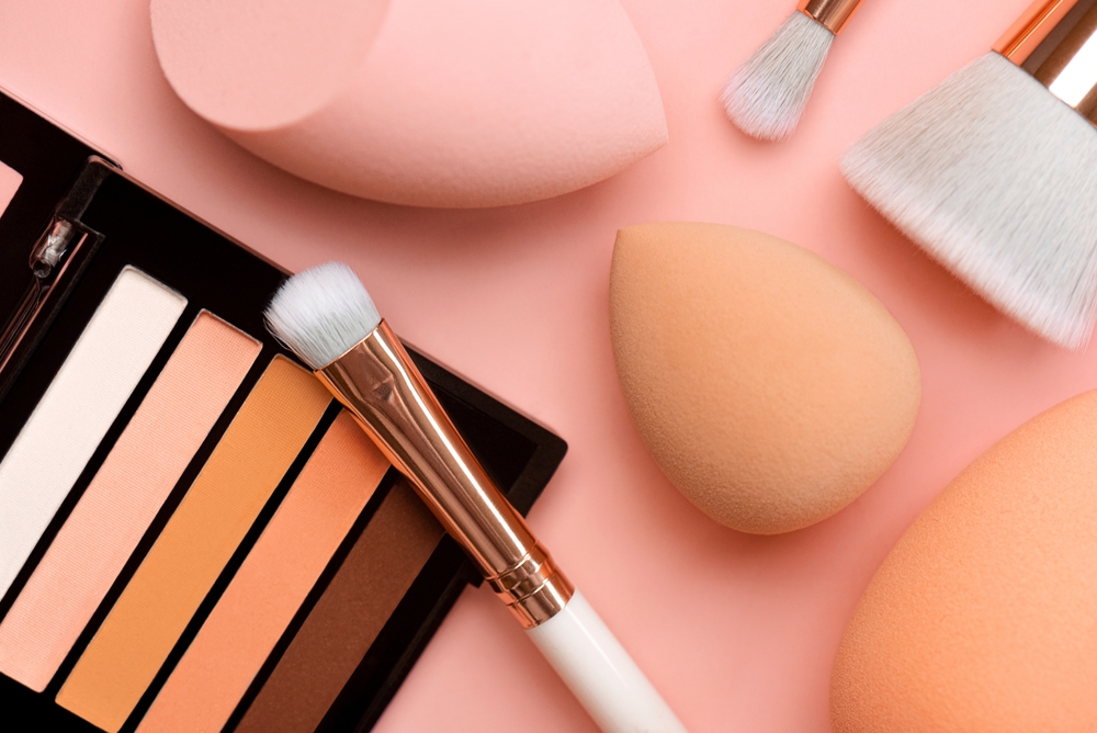 Top,View,Of,Eyeshadow,,Makeup,Sponges,And,Makeup,Brushes,Over