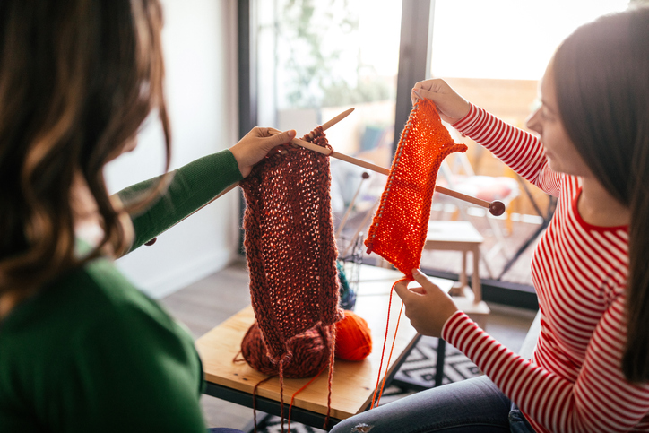 Making a warm scarf for the winter