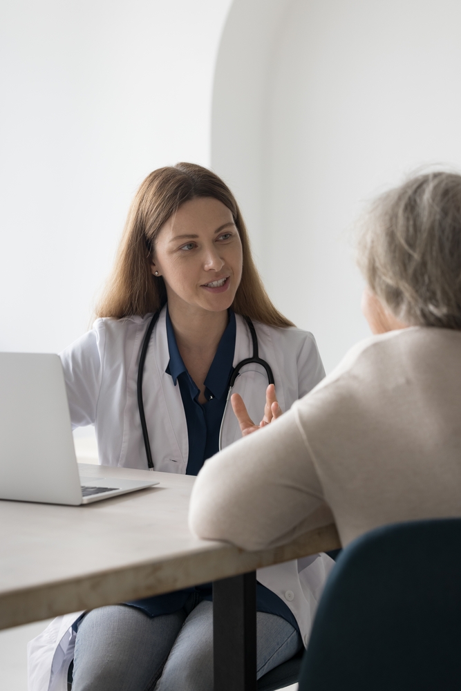 Friendly,Positive,Doctor,Woman,Seeing,Patient,In,Office,,Speaking,To