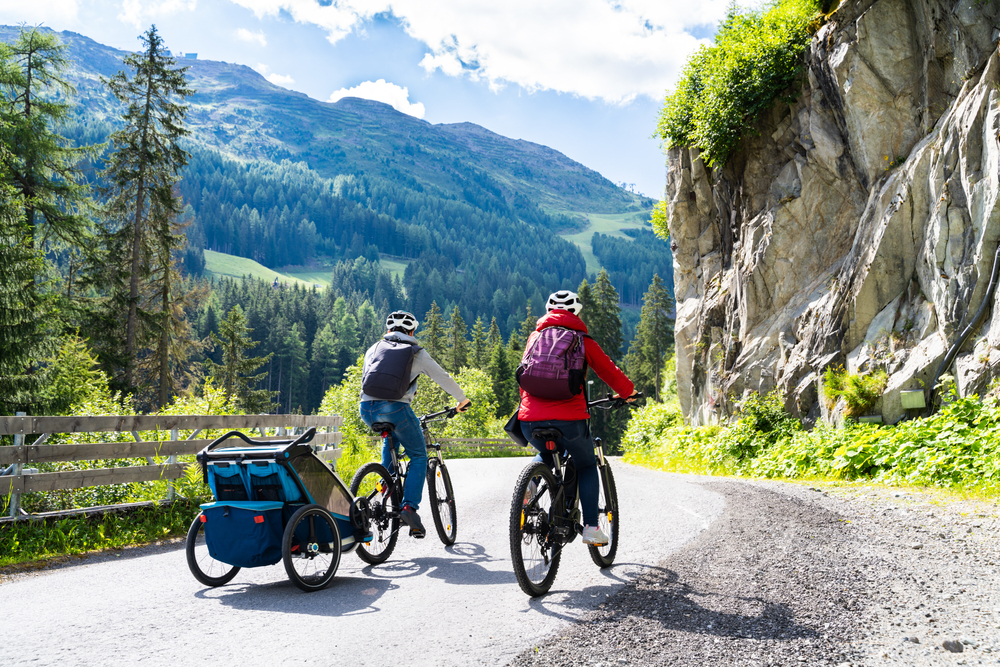 Family,With,E,Bike,Mtb,And,Kid,Trailer,Training