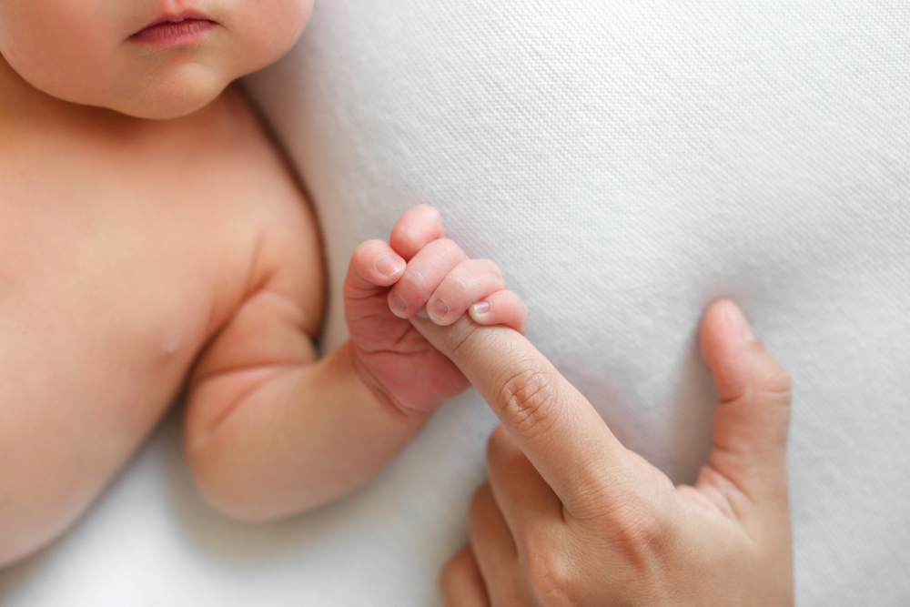 The,Newborn,Is,Holding,A,Finger,Of,Mother,On,A