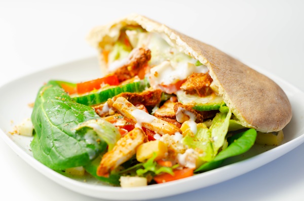 Mediterranean,Style,Pitta,Prepared,With,Spicy,Chicken,,Cucumber,,Tomato,,Salad