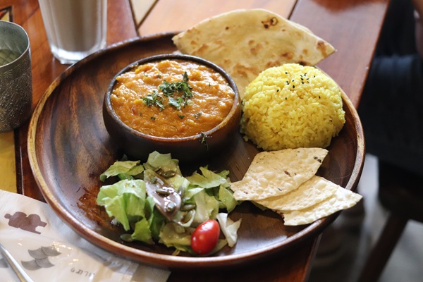 Indian,Cuisine,,Flatbread,,Rice,,And,Dipping,Sauces