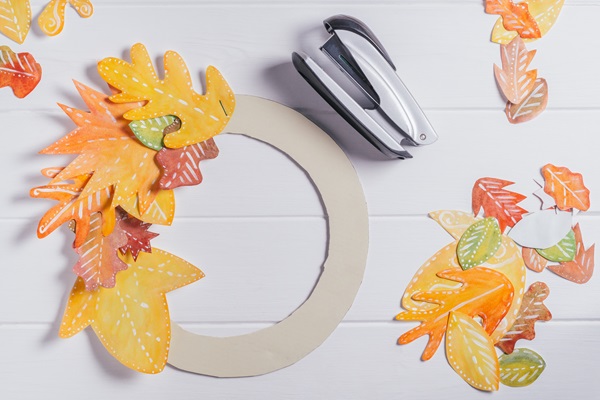 Step-by-step,Tutorial,Autumn,Paper,Wreath.,Step,4:,Use,Stapler,To
