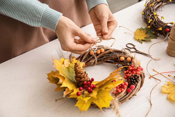Florist,Making,Beautiful,Autumn,Wreath,At,Table