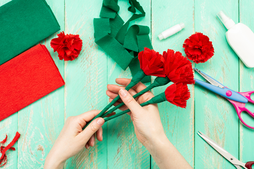 How,To,Make,A,Carnation,Flower,At,Home.,Hands,Make
