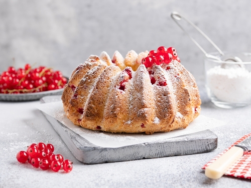 Bundt,Cake,With,Red,Berries,And,Sugar,Powder.,Beautiful,Homemade