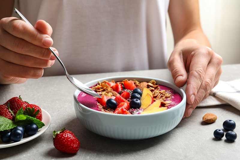Krémové smoothie bowls: 3 recepty na zdravou snídani