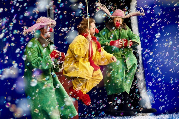 Slava Snowshow 3 clowns in bubbles by Aya Rufin (1)
